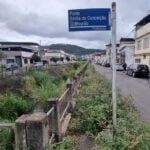 Calçada com mato alto impede passagem de pedestres no Santa Terezinha 3 Calçada com mato alto impede passagem de pedestres no Santa Terezinha