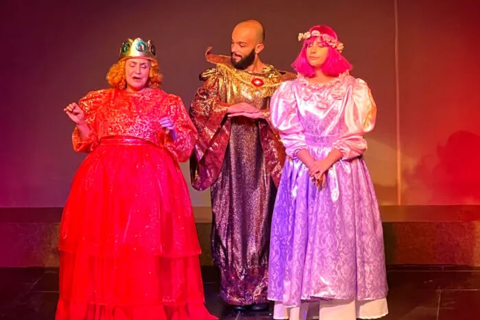 Grupo Divulgação aborda uso de telas e valor da leitura em nova peça infantojuvenil 7 a verdadeira princesa grupo divulgação