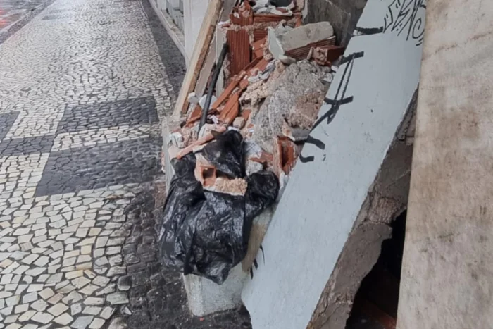 Entulho atrapalha fluxo de pedestres na Floriano Peixoto 2 Design sem nome 1