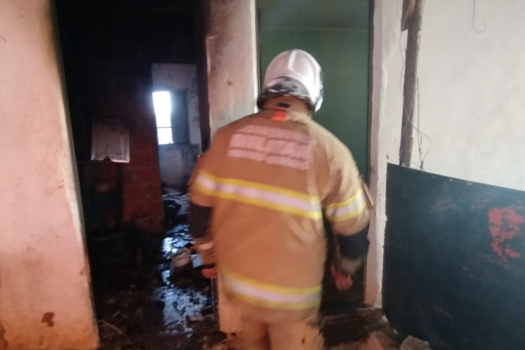 Dois incêndios em menos de 24 horas em JF destroem galpão, residência e deixam vítima com queimaduras de 2º grau