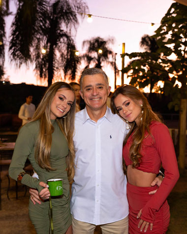 ELES ACONTECEM Gemeas brindam os 18 anos 2