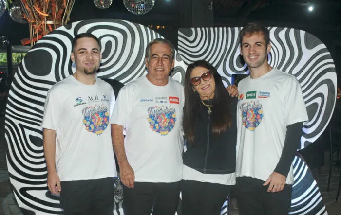 Felipe Sampaio com os tios Ivair e Esmeralda Sampaio e primo Davi FOTO ANDREA OTTONI 1