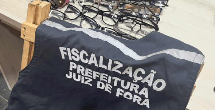 Roupas, óculos e acessórios são apreendidos durante operação no Centro 1 Fiscalizacao Divulgacao PJF