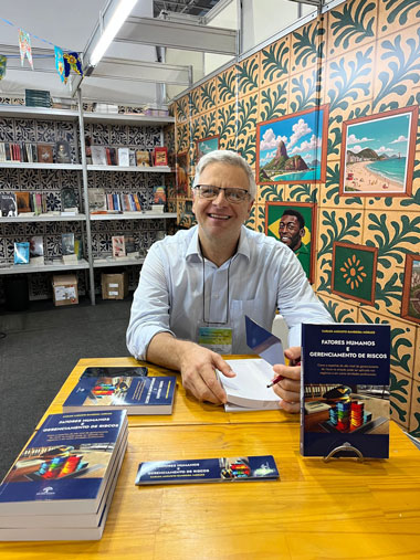 JF POR aI Autografos na Bienal do Rio