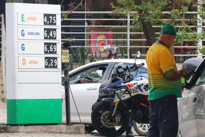 Petrobras reduz preço de gasolina para distribuidoras em 5,6%, e postos da cidade já refletem a queda 1 Petrobras reduz preço de gasolina para as distribuidoras, postos da cidade já registram queda nos preços