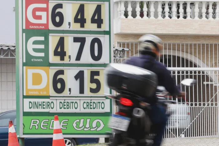 Petrobras reduz preço de gasolina para distribuidoras em 5,6%, e postos da cidade já refletem a queda 3 Petrobras reduz preço de gasolina para as distribuidoras, postos da cidade já registram queda nos preços