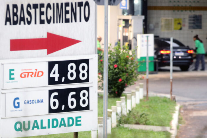 Petrobras reduz preço de gasolina para distribuidoras em 5,6%, e postos da cidade já refletem a queda 2 Petrobras reduz preço de gasolina para as distribuidoras, postos da cidade já registram queda nos preços