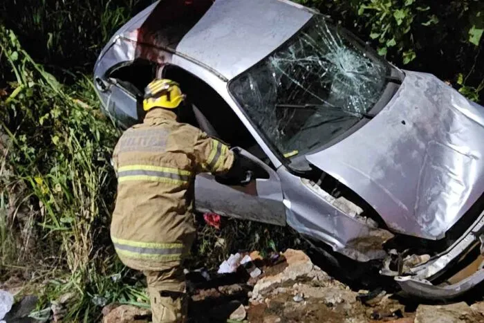 Mãe e filha ficam feridas após carro capotar no São Pedro 1 Sao Pedro acidente engenheiro gentil forn foto bombeiros 2