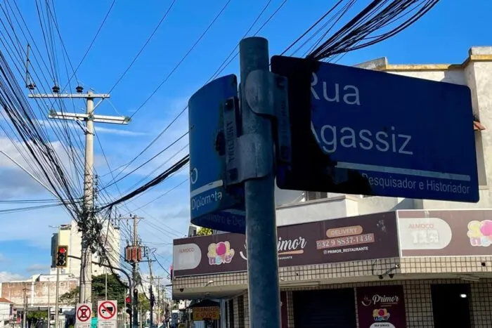 Placas danificadas dificultam orientação de motoristas e pedestres no Centro 1 VU Rio Branco
