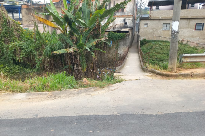 Ausência de calçadas dificulta locomoção de moradores do Jardim dos Alfineiros 1 ausencia-de-calcadas-jardim-dos-aflineiros