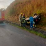 Carro capota na BR-267 próximo a Chácara