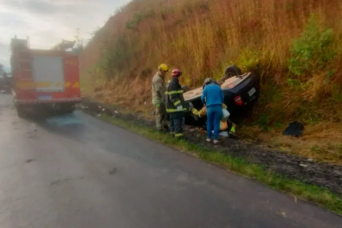 Carro capota na BR-267 próximo a Chácara