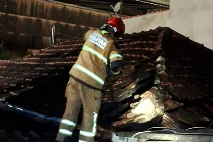 Casa pega fogo após falha elétrica no banheiro 2 Residência pega fogo em Santos Dumont