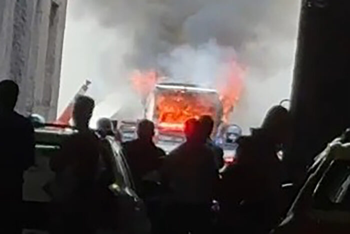 Carro pega fogo no mergulhão sentido Centro