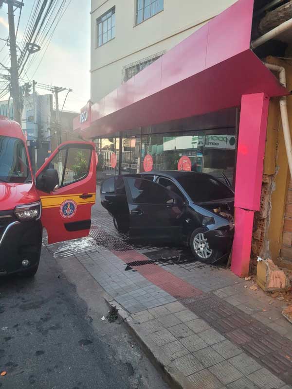 Sem cinto de segurança, motorista cochila ao volante, colide carro e sofre fratura 1 Sem cinto de segurança, motorista cochila ao volante, colide carro e sofre fratura