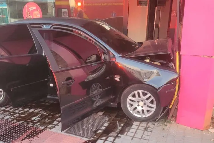 Sem cinto de segurança, motorista cochila ao volante, colide carro e sofre fratura 2 Sem cinto de segurança, motorista cochila ao volante, colide carro e sofre fratura