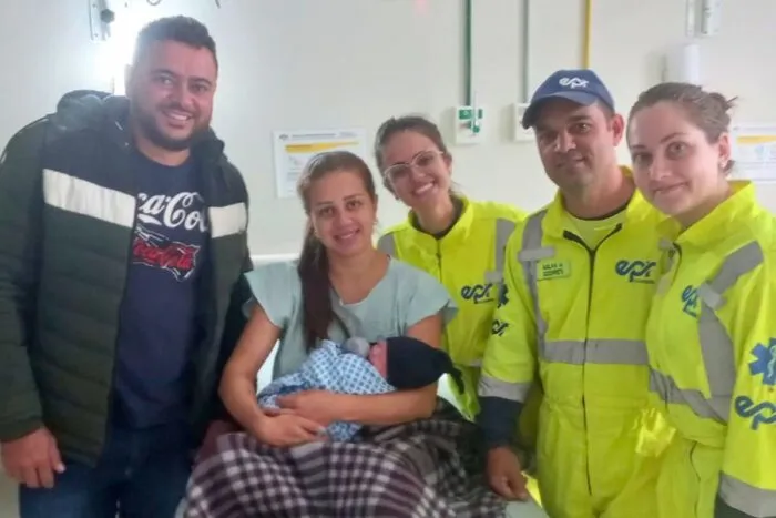 Mulher dá à luz em ambulância na BR-040 1 Bebê nasce em ambulância na BR-040