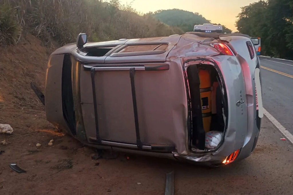 Carro capota após motorista desviar de cachorro na BR-116 1 Capotamento de automóvel mobiliza bombeiros em Além Paraíba