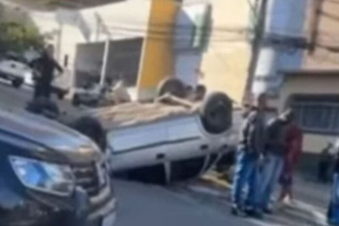 Carro capota no Centro de Juiz de Fora