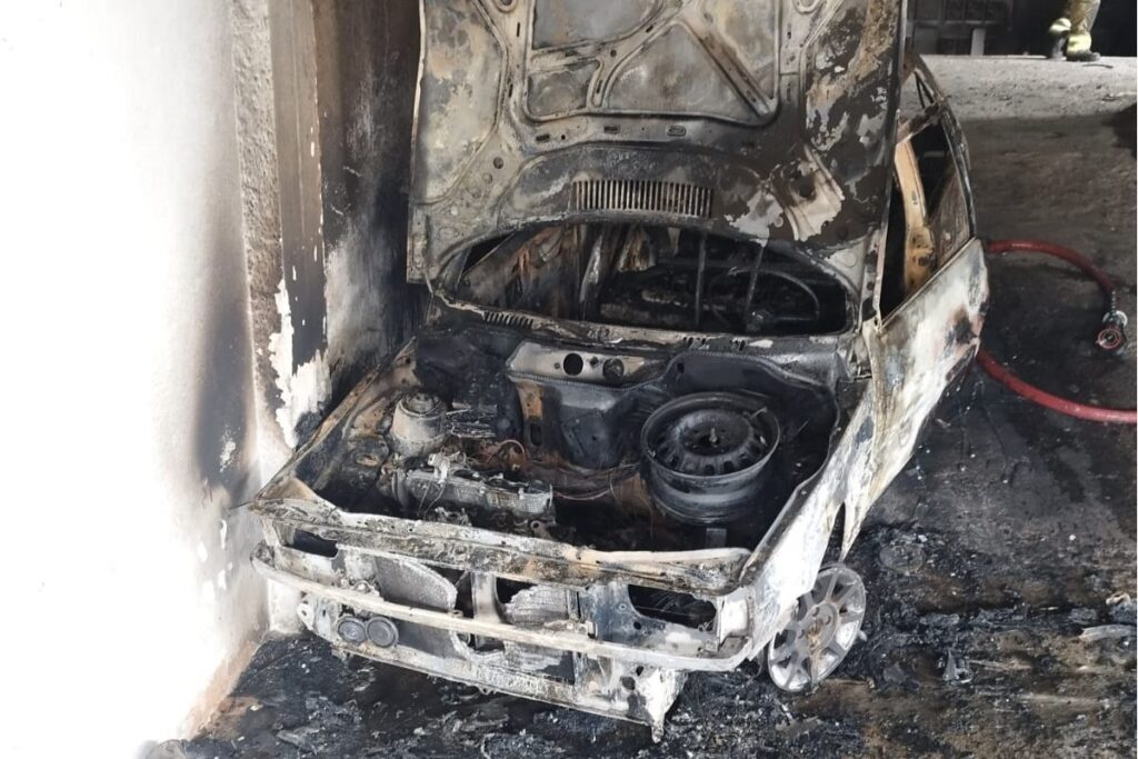 Carro é consumido por fogo em garagem de prédio no Mundo Novo