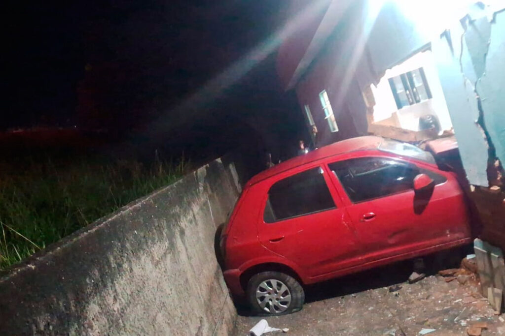 carro-invade-casa-barbacena-foto-bombeiros-(4)