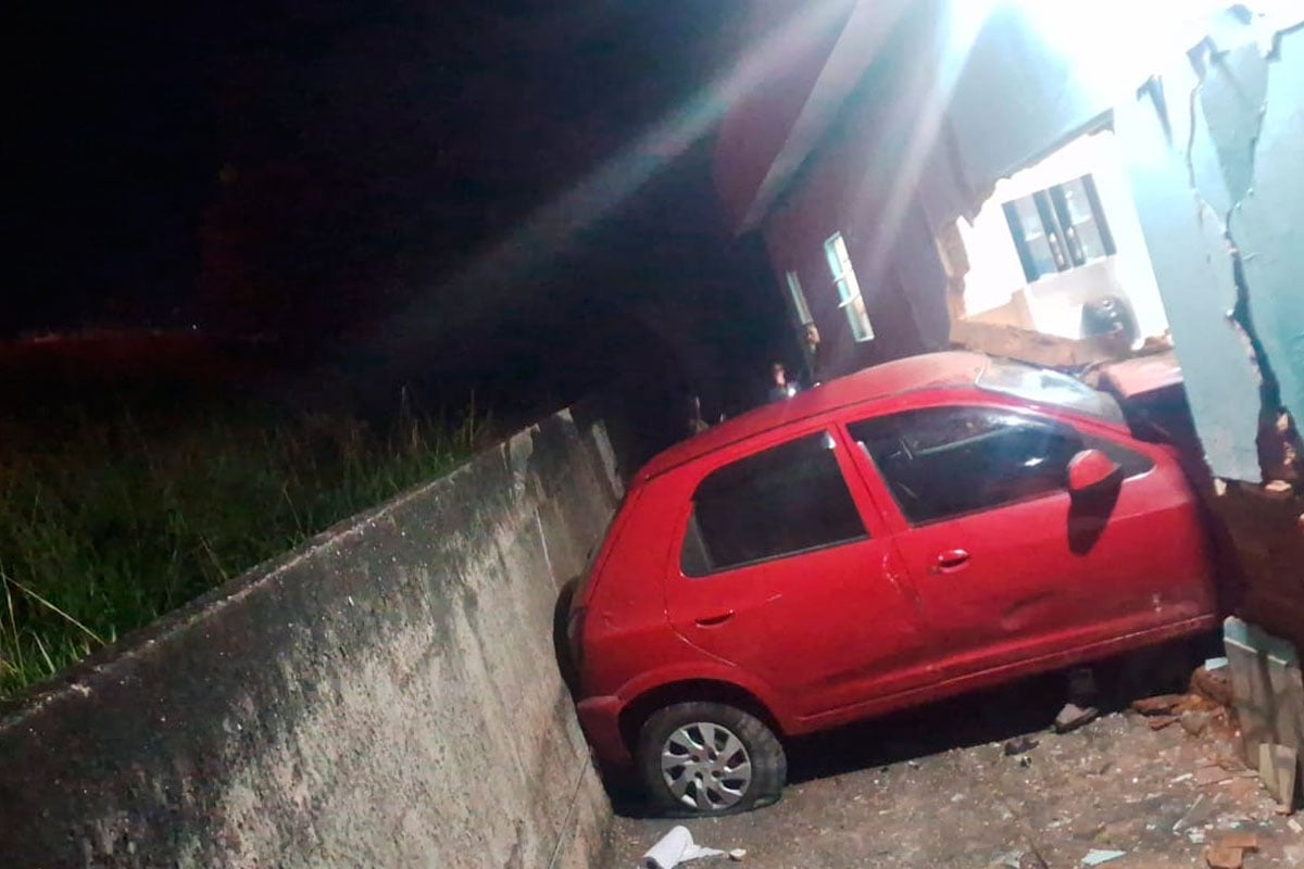carro-invade-casa-barbacena-foto-bombeiros-(4)