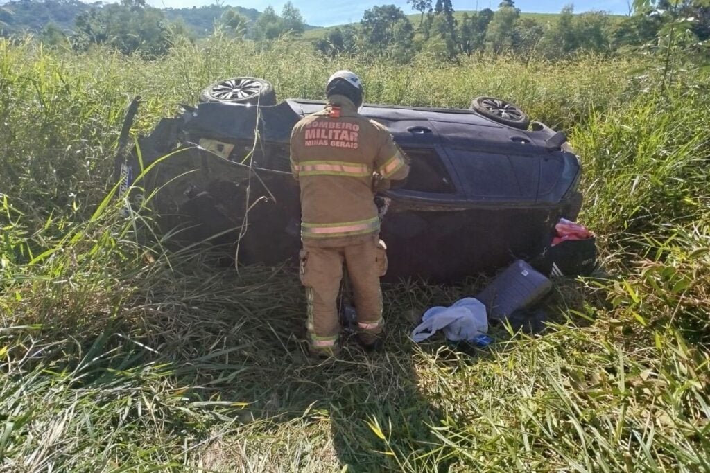 Homem morre em acidente envolvendo carro e carreta na MG-133