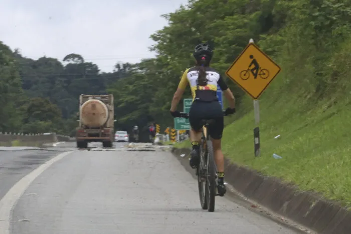 Mortes no trecho da BR-040 em JF evidenciam riscos para ciclistas 2 ciclista na BR-40