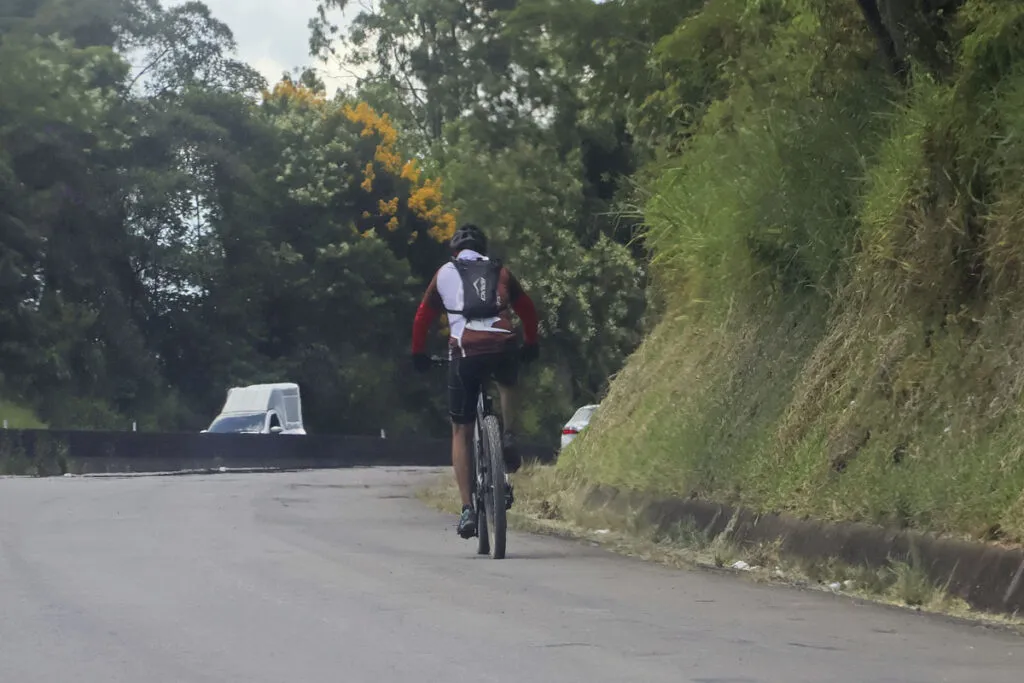 ciclista na BR-040