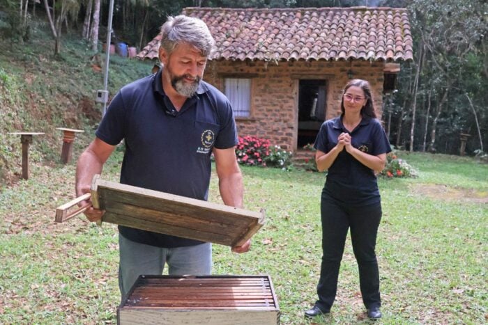 Com criação de abelhas e produção de mel, casal mantém reserva e proporciona experiências a visitantes 2 Com criação de abelhas e produção de mel, casal mantém reserva e proporciona experiências a visitantes