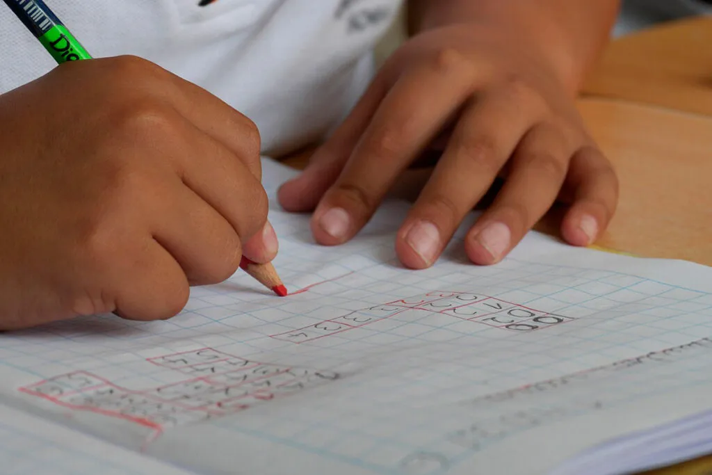 Professores de apoio e alunos da educação especial da rede municipal enfrentam dificuldades em sala de aula