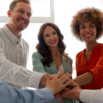 membros dos sindicatos trabalhando juntos