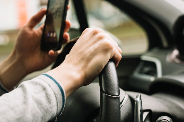 Motorista que usou celular dirigindo veículo da empresa tem justa causa mantida 1 motorista celular foto freepik 1