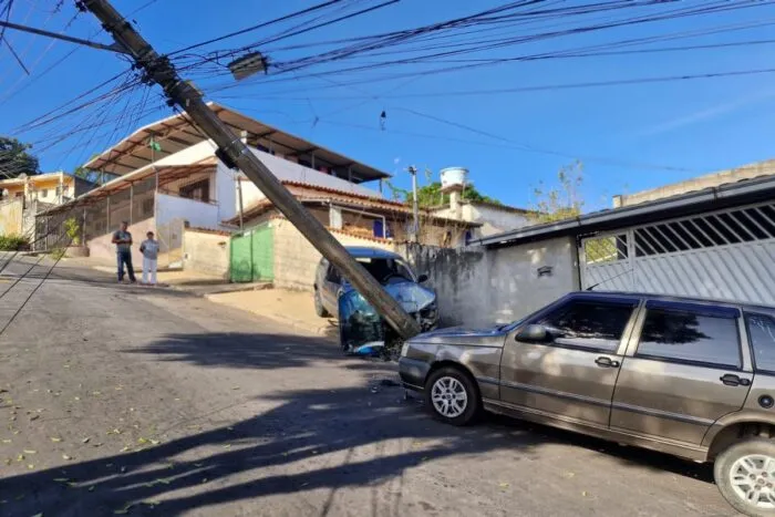 Colisão de carro em poste deixa homem ferido e mais de 50 imóveis sem energia 2 Homem fica ferido e mais de 50 imóveis ficam sem energia após colisão de carro em poste