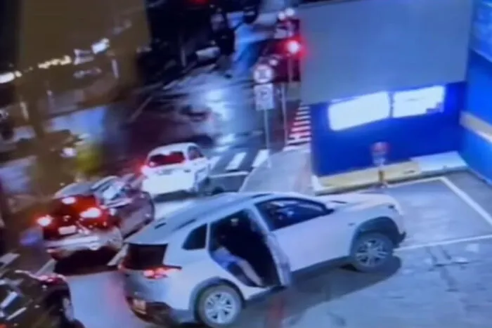 Sob a mira de arma, mulher tem joias e carro roubados no Cascatinha 1 Roubo de carro com arma no Cascatinha