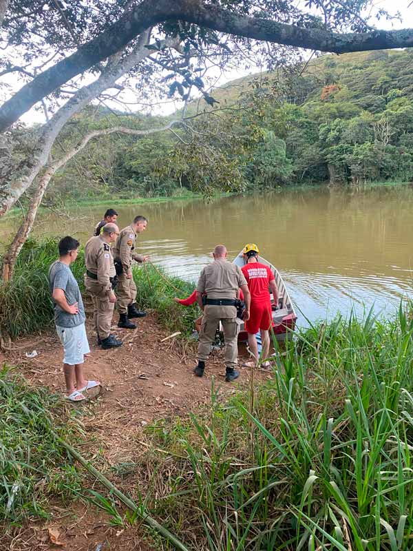 Corpo de homem é encontrado em represa, e Polícia investiga relação com veículo incendiado na região 1 Corpo de homem é encontrado em represa