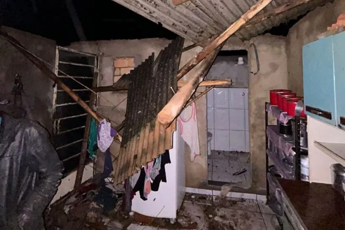 Chuvas e ventos fortes destelham residências e derrubam árvores na região 2 Chuvas e ventos fortes destelham residências e derrubam árvores