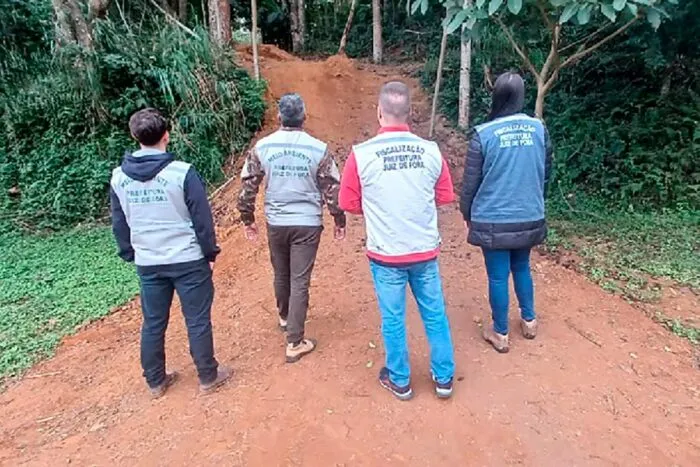 Morador é multado por instalar portão de acesso irregular ao Parque da Lajinha para captar água 1 Morador é multado por captação de água e acesso irregular a Parque da Lajinha