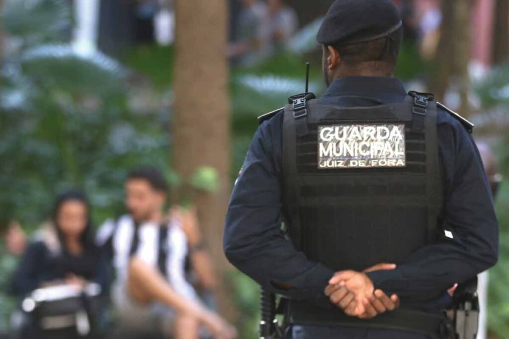 Guarda Municipal de Juiz de Fora passará a usar armas de fogo a partir de 2026, anuncia Prefeitura 2 Guarda Municipal de Juiz de Fora passará a usar armas de fogo a partir de 2026, anuncia Prefeitura