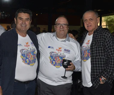 Coluna Cesar Romero –22 de julho de 2025 4 Heveraldo de Castro e Marcos Casarin ladeando o presidente da CDL Rio de Janeiro Carlos Monjardim FOTO WOLMER MONTEIRO 1