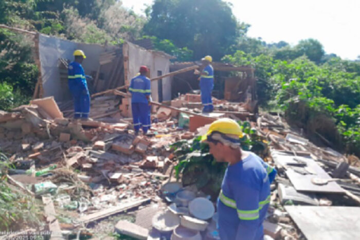 Casa interditada por risco de deslizamento é demolida na Zona Leste 1 Casa interditada por risco de deslizamento é demolida na Zona Leste de Juiz de Fora