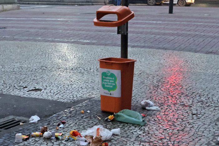 Lixeira quebrada causa acumulo de lixo no Centro Leo