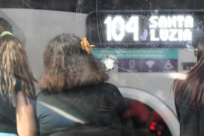 Ponto de onibus com estrutura trincada preocupa pedestres no Centro