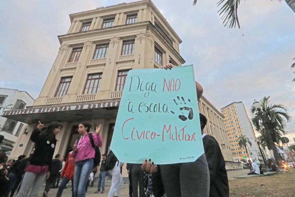 Protesto contra modelos civico militar Felipe Couri