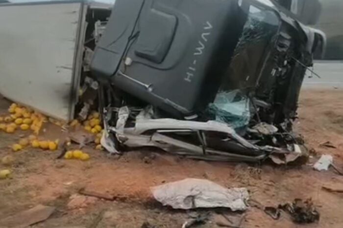 Homem morre após acidente entre carro e carreta na BR-116