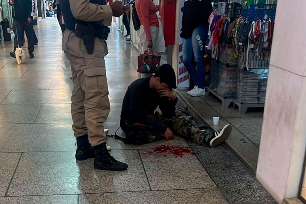 Briga em galeria deixa ferido no Centro de Juiz de Fora