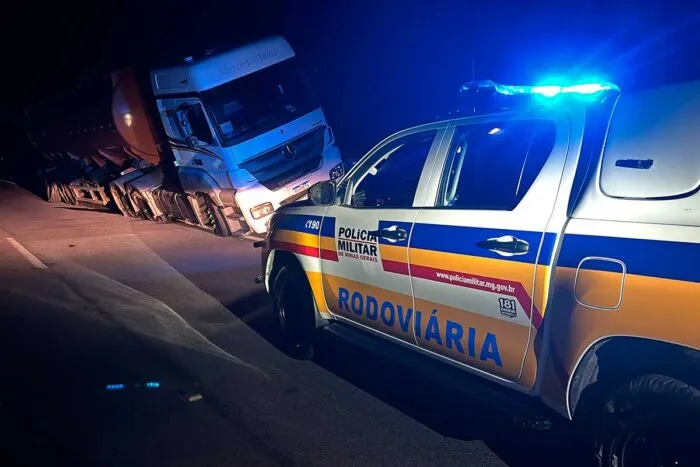 Carreta roubada em Juiz de Fora é recuperada na BR-267 1 Carreta roubada é recuperada na BR-267
