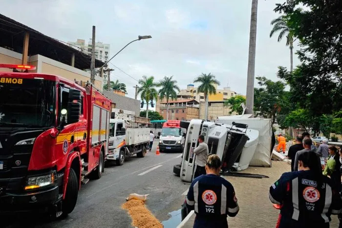Carreta tomba na região central de Ubá e motorista fica preso às ferragens 1 Carreta tomba na região central de Ubá