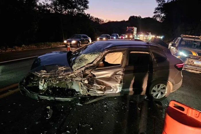 Fabiano, da dupla com César Menotti, sofre acidente na BR-040 e mantém show: 'Oportunidade de comemorar essa vitória'; outro carro era de militar 2 Fabiano, da dupla com César Menotti, sofre acidente na BR-040 e mantém show: 'Oportunidade de comemorar essa vitória'; outro carro era de militar
