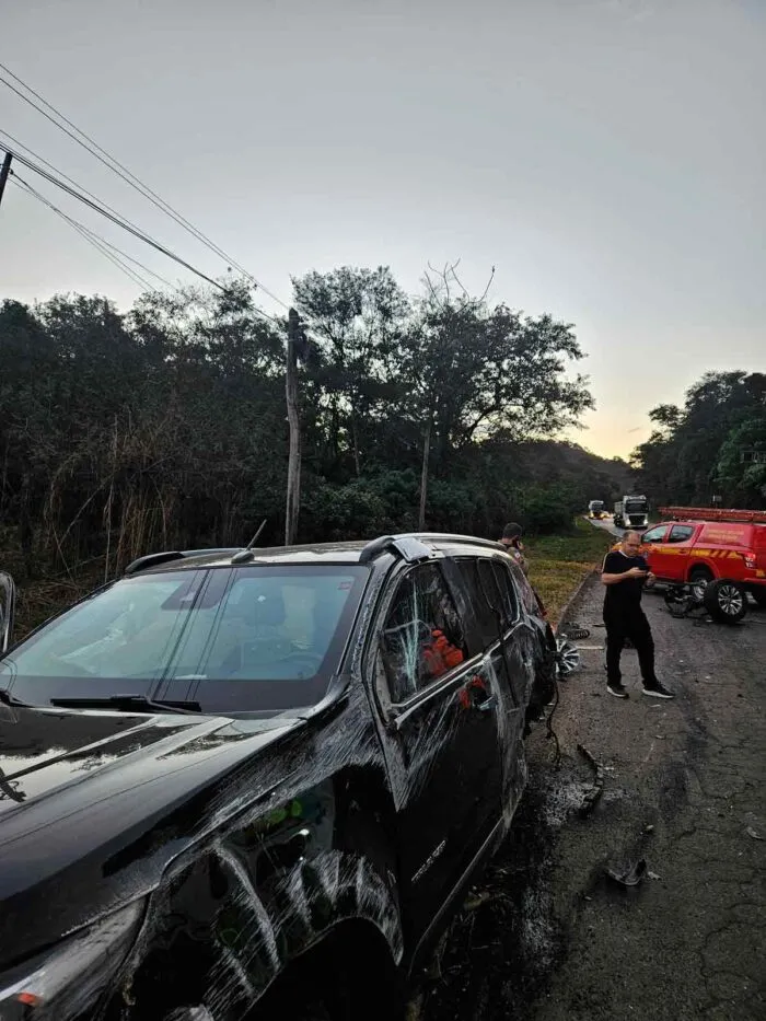 Fabiano, da dupla com César Menotti, sofre acidente na BR-040 e mantém show: 'Oportunidade de comemorar essa vitória'; outro carro era de militar 1 Fabiano, da dupla com César Menotti, sofre acidente na BR-040 e mantém show: 'Oportunidade de comemorar essa vitória'; outro carro era de militar